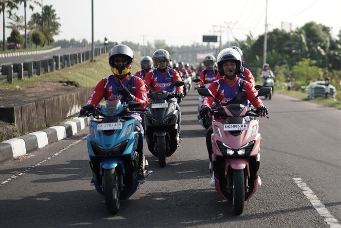 Bikers Vario160 saat melakukan city rolling menuju Sirkuit Mandalika.