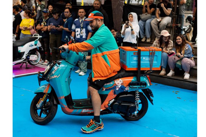 Peserta Fazzio Modifest 2025 saat beraksi di catwalk.