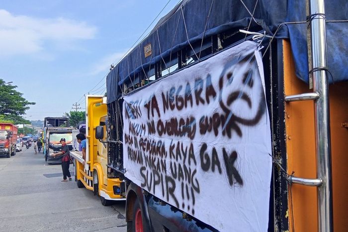 Aksi demo sopir truk tolak kebijakan zero ODOL di depan kantor Dishub Jawa Tengah, kota Semarang