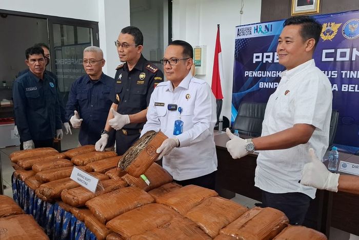 Barang bukti 85 kg ganja yang diamankan dari truk ekpedisi dengan pengawalan Suzuki Ertiga di Bangka Belitung