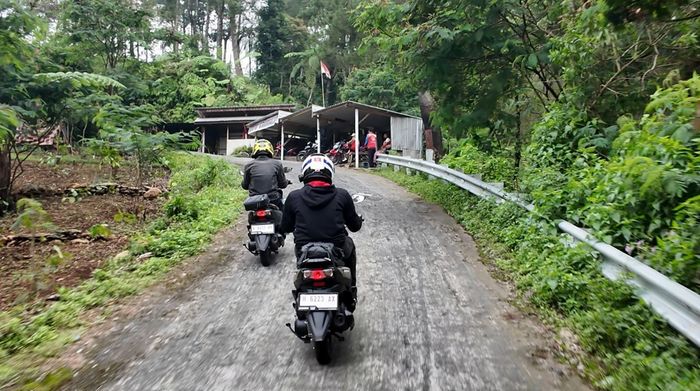 Salah satu yang paling ekstrim adalah di tanjakan Krakalan, dengan kemiringan sampai 23 derajat.