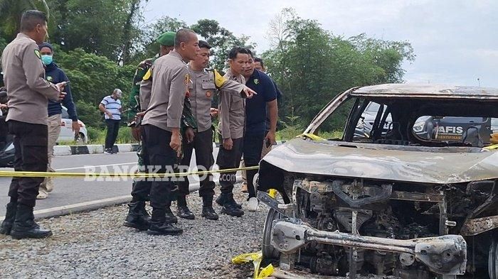 Bangkai Daihatsu Xenia yang terbakar dengan jasad manusia di dalamnya di Jalan Baru Samping Hotel Soll marina, desa Beluluk, Pangkalan Baru, Bangka Tengah, Bangka Belitung