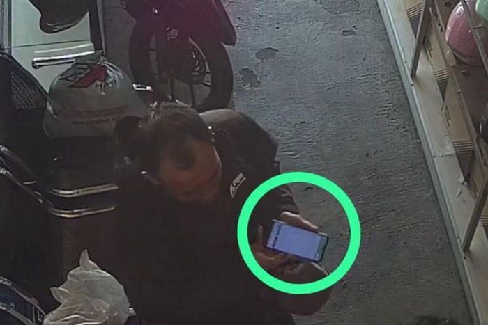 Dalam lingkaran hijau, pecatan Polisi inisial Bharatu CR menipu toko helm dengan tunjukan bukti transfer palsu hasil editan