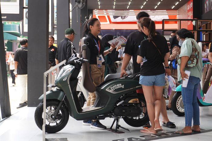 Booth Honda di Jakarta Fair Kemayoran 2025 ramai dikunjungi konsumen