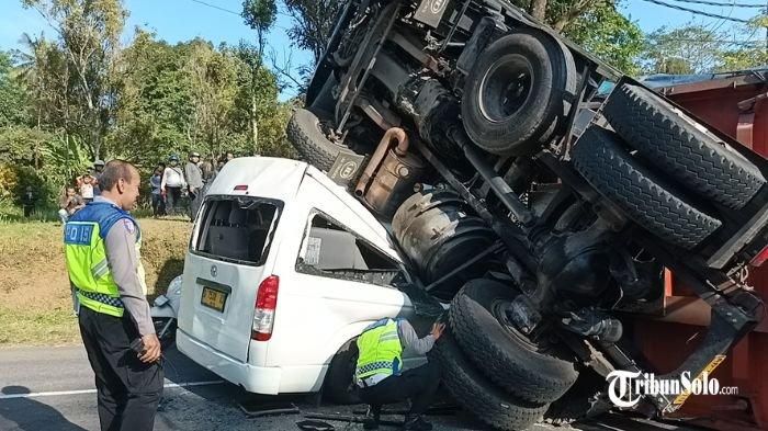 kondisi atap HiAce penyok ditimpa kepala truk yang tak kuat menanjak