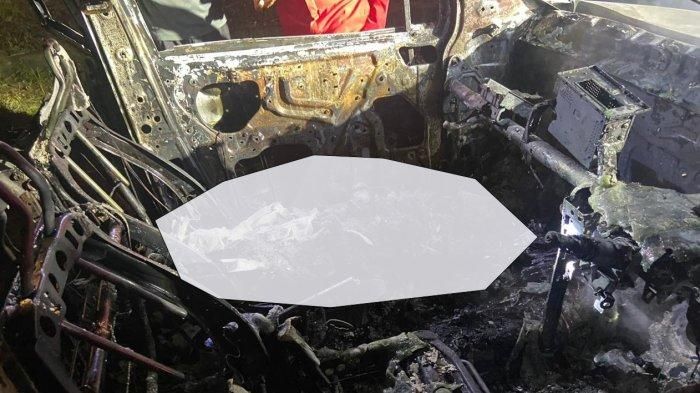 Jasad manusia sudah berwujud tulang belulang di kabin Daihatsu Xenia yang terbakar di Jalan Baru Samping Hotel Soll marina, desa Beluluk, Pangkalan Baru, Bangka Tengah, Bangka Belitung