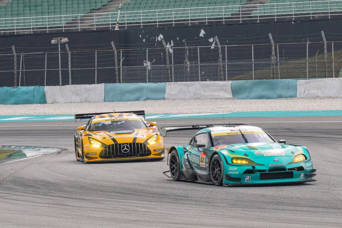 Tim Green Brave dikejar oleh tim UPGARAGE di Super GT 2025.