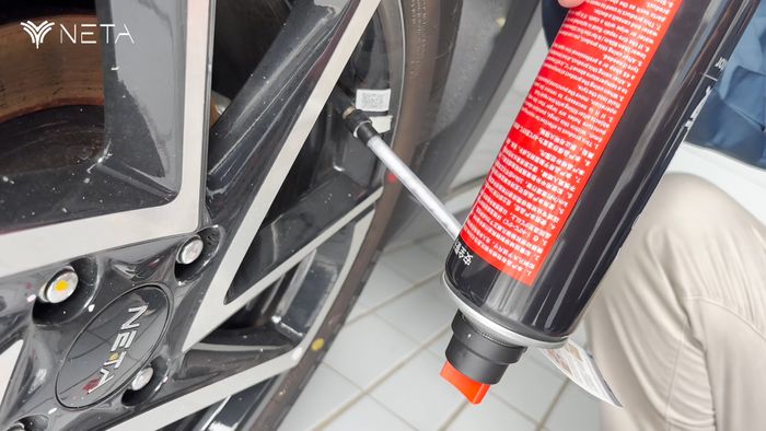 Sambungkan tire repair kits ke pentil ban mobil listrik NETA yang kempis