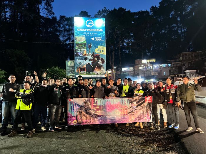 Para anggota HPCI (Honda PCX Club Indonesia) Korwil Jawa Barat saat Nocturnity Riding di Bandung, Jawa Barat