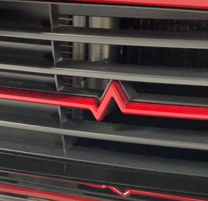 Logo pulse rate di bagian depan Honda HR-V RS