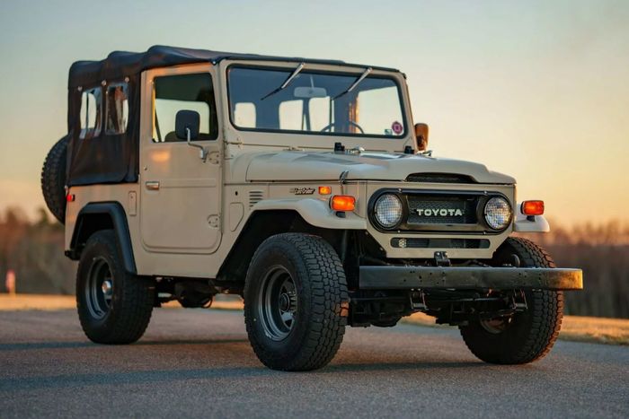 bagian atap Toyota Land Cruiser FJ40 ini yang aslinya hardtop, diganti model softtop