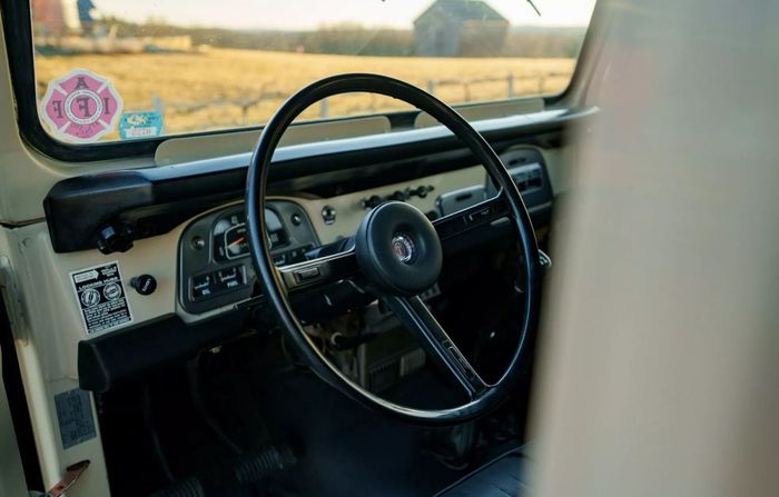 bagian kabin masih mempertahankan bentuk FJ40 asli