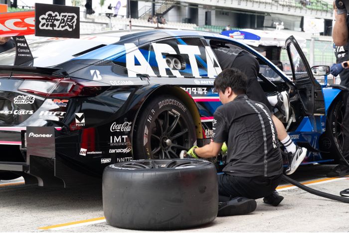 Proses penggantian ban Bridgestone