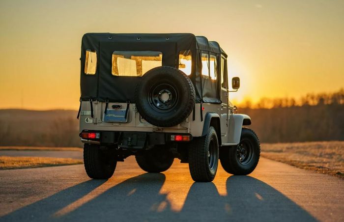 tampak belakang Toyota Land Cruiser FJ40 restomod garapan Legacy Overland
