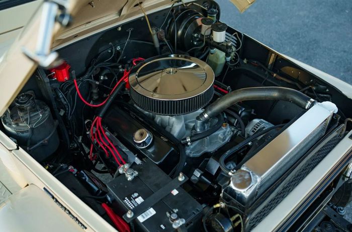 Toyota Land Cruiser FJ40 ini sudah dicangkok mesin GM V8 Small Block 5.700 cc