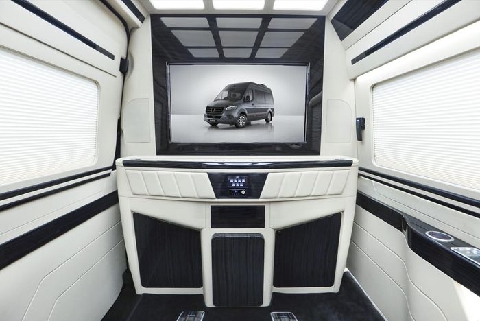 Smart LED TV dengan beragam fitur tersedia di Luxury Jet Van