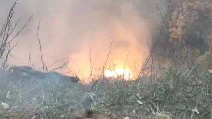 Api yang membakar truk usai terjun ke jurang di Sitinjau Lauik, Indraung, Lubuk Kilangan, Kota Padang, Sumatera Barat.