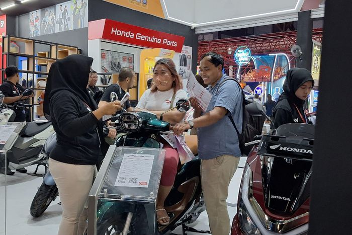 Pengunjung PRJ meramaikan booth AHM.