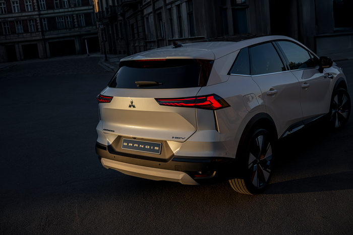 tampak belakang Mitsubishi Grandis terbaru