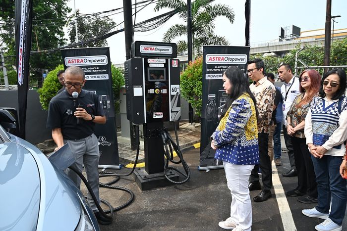 Astra Otopower pakai mesin tipe DC 60 kW dengan 2 konektor CCS yang mendukung fitur Ultra Fast Charging.