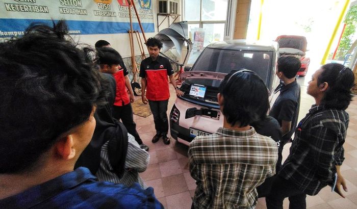 Pelatihan otomotif tentang mobil listrik yang digelar Tekiro dan ITS Surabaya