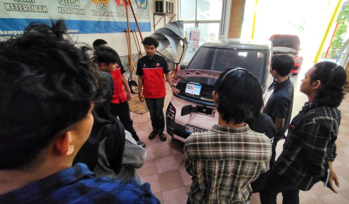 Pelatihan otomotif dari tekiro dan ITS Surabaya