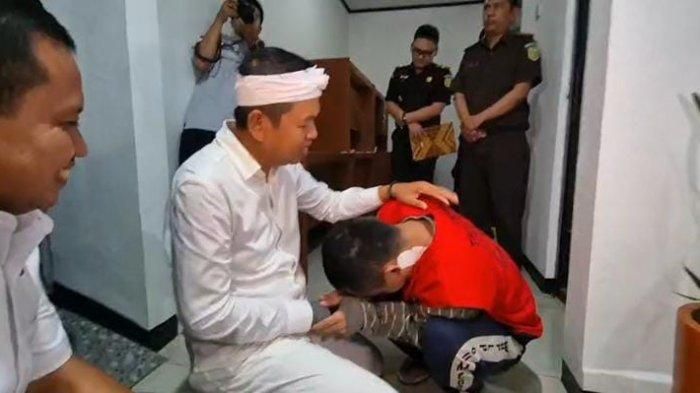 Usep Ruhimat sungkem ke Gubernur Jawa Barat, Dedi Mulyadi setelah dibebaskan dari tahanan karena beli Honda BeAT bekas Rp 2,5 juta