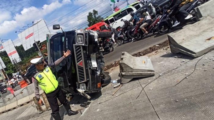 Pikap yang tertabrak truk rem blong di exit tol Bawen