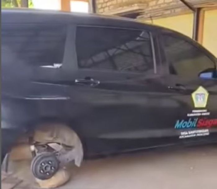 Roda belakang mobil siaga desa Banyutengah, Panceng, kabupaten Gresik yang dipreteli warga karena tidak boleh dipinjam saat kondisi darurat