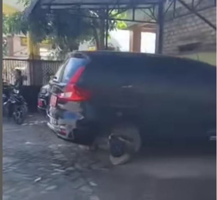 Terlihat Suzuki Ertiga yang menjadi mobil siaga desa Banyutengah, Panceng, kabupaten Gresik, Jawa Timur jadi sasaran marah warga dengan dipreteli roda belakangnya