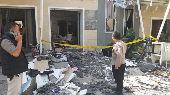 Kondisi rumah orang tua anggota Polda Metro Jaya yang meledak akibat tabung gas 12 kg di Perum Bhumi Amalia, desa Rawakalong, Gunungsindur, kabupaten Bogor, Jawa Barat, (7/7/25)