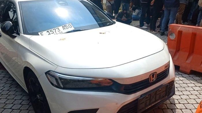 Barang bukti Honda Civic RS milik Sidah Alatas (59) yang tewas dibunuh berencana oleh sopi pribadinya bersama dua rekannya