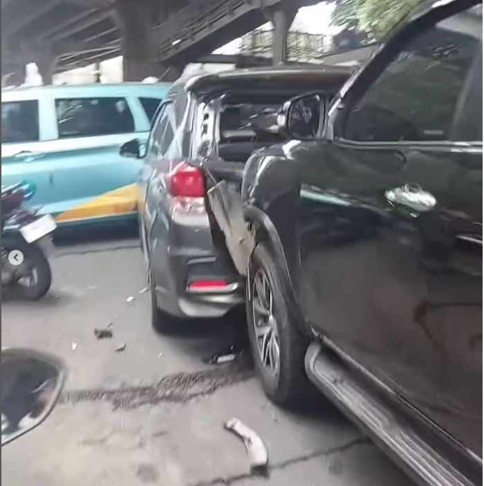 Toyota Fortuner diduga penyebab kecelakaan beruntun lima mobil dan dua motor di Jl Jendral Ahmad Yani, depan Halte Utan Kayu Rawamangun, Jakarta Timur