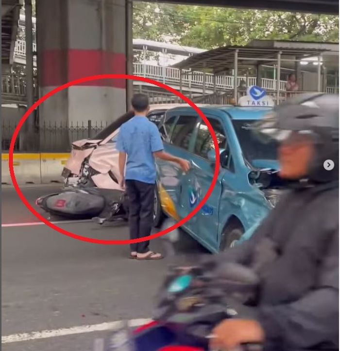 Dalam lingkaran merah, mobil listrik Wuling Air EV yang terlibat kecelakaan beruntun dengan Fortuner, Mobilio, Sigra, Transmover dan dua motor di Jl Jendral Ahmad Yani, depan Halte Utan Kayu Rawamangun, Jakarta Timur.