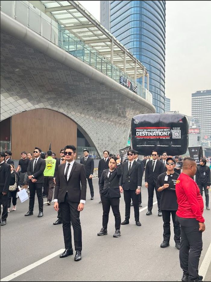 Agen Rahasia Mitsubishi menyapa warga saat Car Free Day di Sarinah, Thamrin, Jakarta Pusat