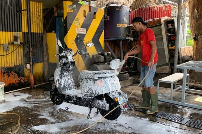 Motor listrik harus dicuci agar bersih dan tidak berkarat, perhatikan cara aman agar tidak korslet.