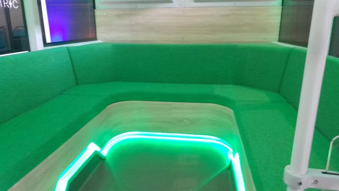 Tempat duduk bergaya sofa Nucleus 6 di workshop Karoseri Laksana di Ungaran.