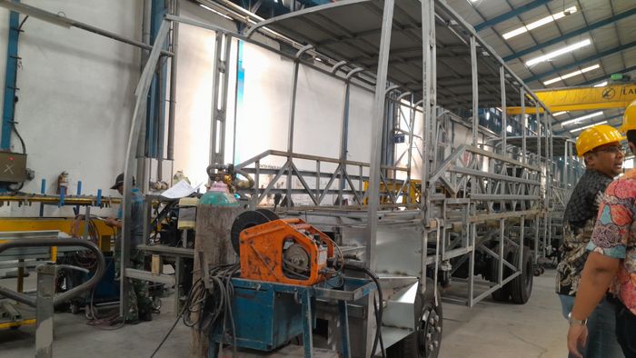 Melihat langsung tempat perakitan bus dari karoseri Laksana