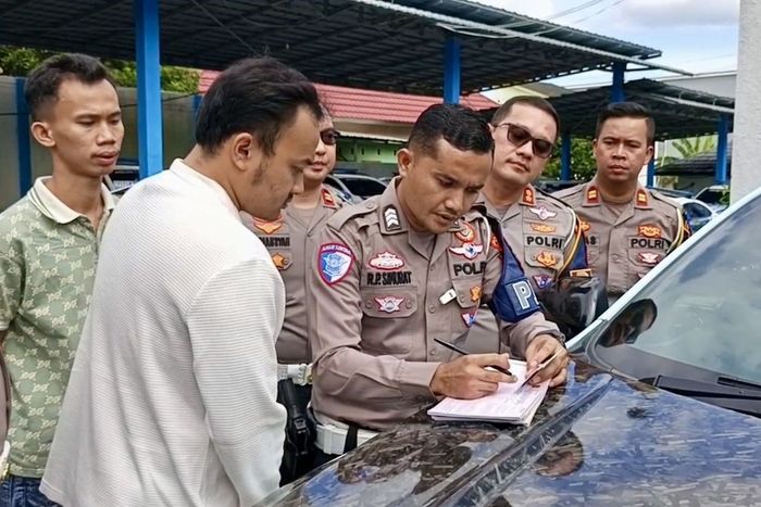 Ditlantas Polda Lampung memberikan tilang ke pelaku joget Aura Farming Pacu Jalur dari atas atap Mitsubishi Pajero Sport di tol Lampung