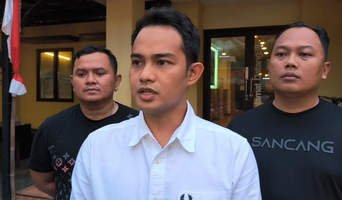 Aksi seorang pria pemalak sopir mobil travel yang viral di media sosial akhirnya berujung penangkapan.