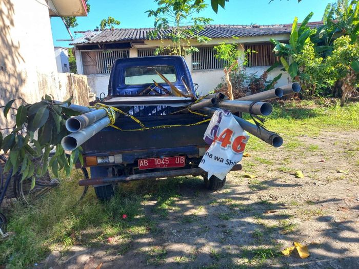 Suzuki Carry pikap berpelat merah palsu yang dipakai petugas Dishub gadungan untuk nyolong rambu-rambu lalu lintas di jalan Bantul, Yogyakarta