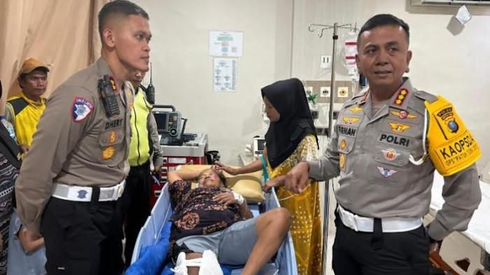 Dirlantas Polda Sumut, Kombes Pol Firman Darmansyah dan Kasat PJR Polda Sumut, AKBP Dhery jenguk korban nenek Rodiah yang jadi korban tabrak dua moge PJR di kota Medan, Sumatera Utara