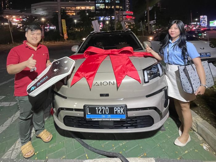 Penyerahan unit AION V ke konsumen