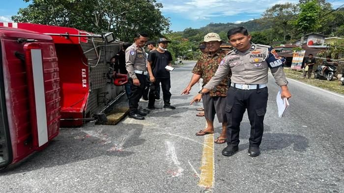 Olah TKP kecelakaan truk pemadam kebakaran kabupaten Solok terguling bersama empat anggota di Jorong Talago, Nagari Koto, Gadang Guguak, Gunung Talang, kabupaten Solok