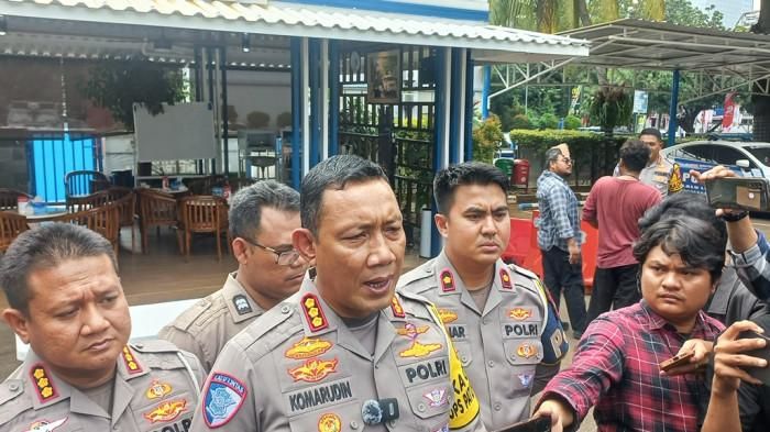 Direktur Lalu Lintas Polda Metro Jaya, Kombes Komarudin saat memberikan pernyataan kepada awak media di Mapolda Metro Jaya, Kebayoran Baru, Jakarta Selatan, Jumat (18/7/2025).