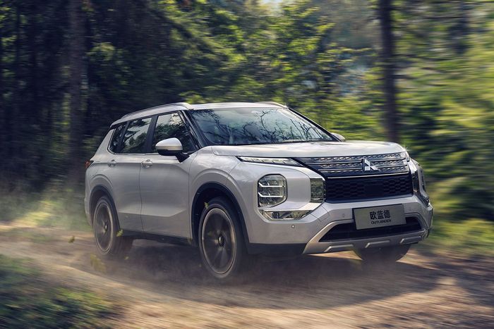 Mitsubishi Outlander untuk pasar Cina yang pakai mesin 4B40 dengan Mild Hybrid