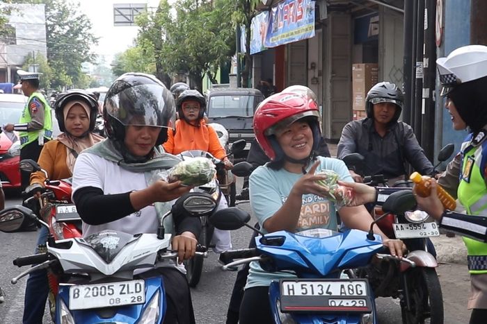 Operasi Patuh Candi 2025 di Kebumen bikin senang warga, kena razia tapi malah diberi sayur-mayur, jamu hingga cokelat