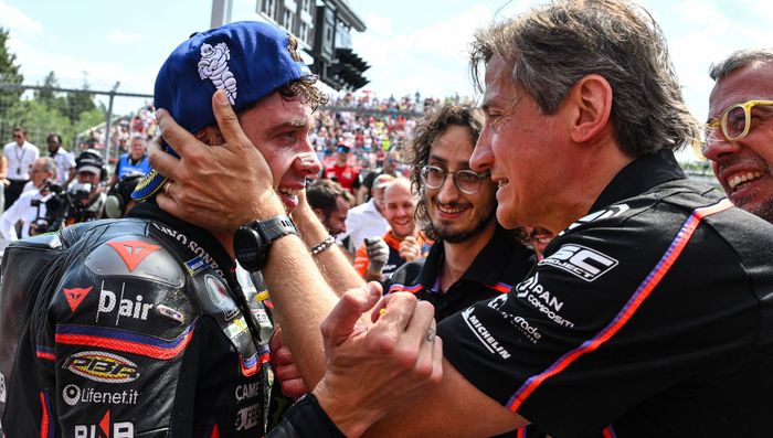 Pembalap Aprilia Racing, Marco Bezzecchi, merayakan posisi finis kedua bersama CEO Aprilia, Massimo Rivola, setelah balapan MotoGP Ceko di Sirkuit Brno, Brno, Republik Ceska, 20 Juli 2025.
