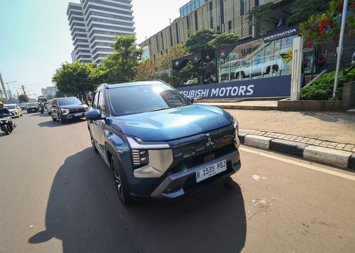 Mitsubishi Destinator ketika melewati Sarinah.