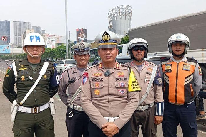 Wakasatlantas Polres Metro Bekasi Kota, AKP Ischak dan jajaran gelar razia operasi patuh jaya 2025